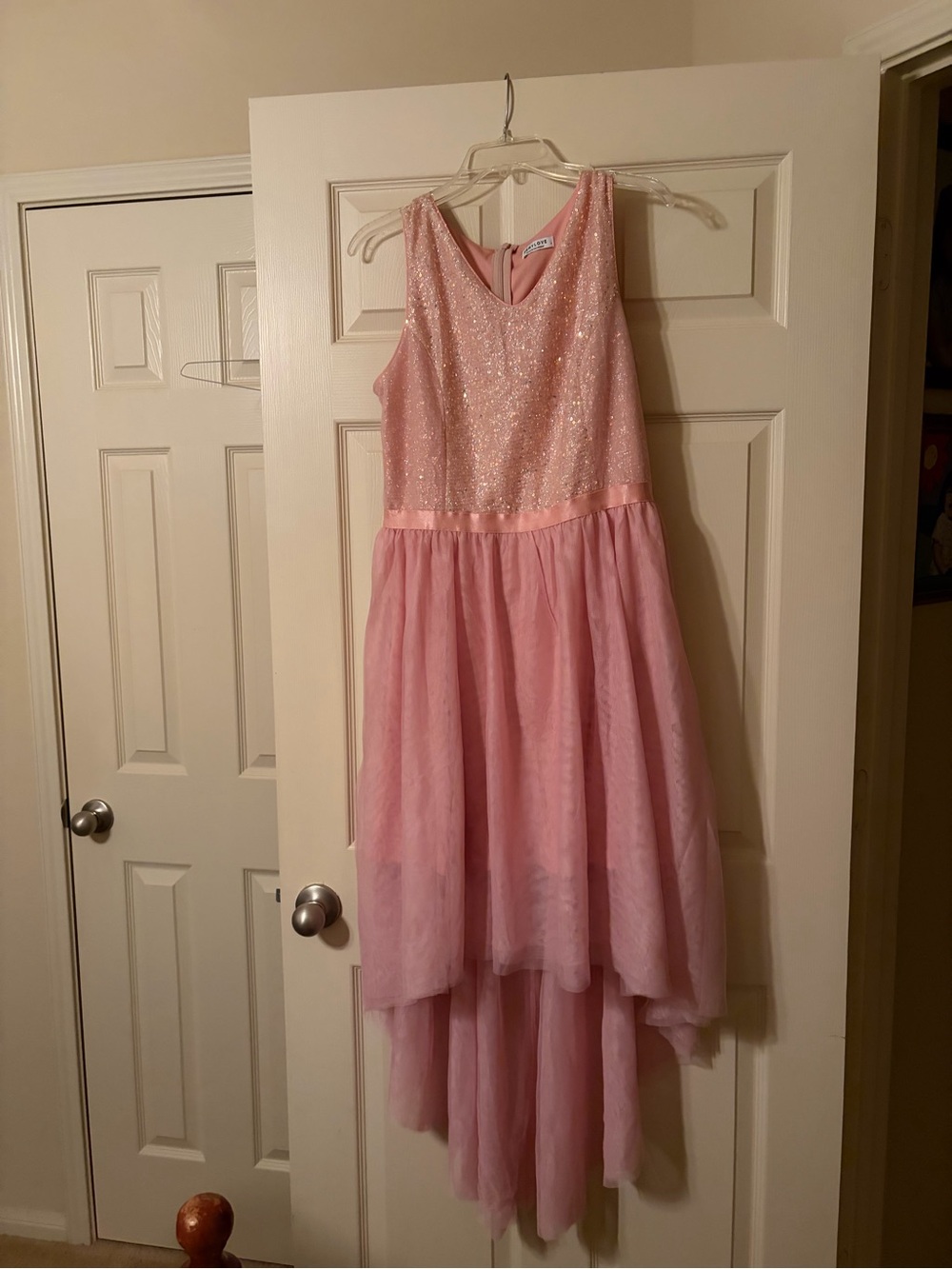 L
38.6.   Bust
31.1. Waist
38.2 front
53.9 back